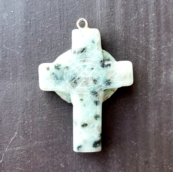 New Hand Carved Kiwi Stone Celtic Cross. - Picture 8 of 10